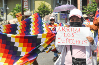 Jujuy, Argentina.- En las fotos tomadas el 8 de noviembre del 2023, el Malón de la Paz marchó en Jujuy para exigir el cese de la judicialización de los que luchan y pidieron a los diputados que se abstengan de tratar leyes vinculadas a la reforma parcial, acompañados en su reclamos por dirigentes gremiales.