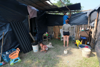 Corrientes, Argentina.- En las fotos tomadas el 8 de noviembre del 2023, Corrientes registra más de mil evacuados y gran cantidad de familias autoevacuadas en localidades ribereñas por la creciente de los ríos Paraná y Uruguay, informó la Dirección de Defensa de Defensa Civil de la provincia, aunque adelantaron que se espera el comienzo de la bajante, que comenzaría en 48 o 72 horas. El jefe de Operaciones de Defensa Civil, Orlando Bertoni, confirmó que los afectados superarían las 1200 personas entre evacuados y autoevacuados.