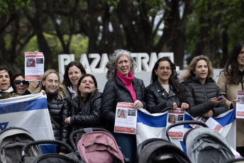 Buenos Aires, Argentina.- En las fotos tomadas el 1 de noviembre del 2023, mujeres se congregaron en Buenos Aires en un encuentro para reclamar la liberación de los más de 30 niños y niñas que el movimiento radical islámico Hamas mantiene como rehenes en la Franja de Gaza tras el ataque perpetrado en territorio de Israel, el sábado 7 de octubre.