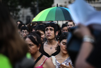 Buenos Aires, Argentina.- En las fotos tomadas el 20 de noviembre del 2023, durante la marcha del colectivo travesti-trans desde Plaza de Mayo hasta el Congreso, donde se exhibieron distintas pancartas, con los pedidos justicia y denuncias de pérdidas de vida de distintos referentes del colectivo. La actividad, se reedita para esta fecha desde 2020, y en esta edición tuvo como reclamo "el pedido de justicia por el travesticidio de Zoe López García", referente del Hotel Gondolín, asesinada por su pareja el pasado 11 de noviembre.