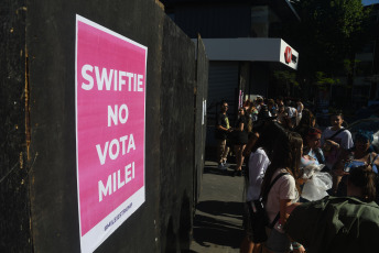 Buenos Aires, Argentina.- En las fotos tomadas el 10 de noviembre del 2023, muestra la publicidad política realizada en el marco de los conciertos que realiza Taylor Swift en Buenos Aires, Argentina. La figura pop se convirtió en un asunto político de primer orden de cara al segundo turno de las elecciones presidenciales argentinas. En algunos carteles de las fans se lee, "Swiftie no vota a (Javier) Milei", "Milei es (Donald) Trump", se convirtieron en consignas comunes.