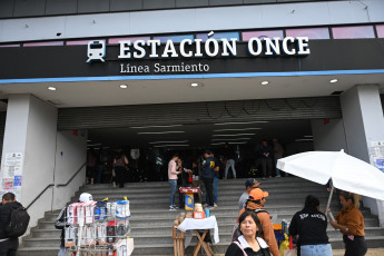 Buenos Aires, Argentina.- En las fotos tomadas el 8 de noviembre del 2023, los servicios de las líneas de ferrocarriles Roca y Sarmiento funcionan con demoras y cancelaciones debido a que se recibieron amenazas de bomba, una de ellas en la terminal de Once, informó la empresa Trenes Argentinos. La Policía de la Ciudad informó que pasadas las 7 ingresaron dos llamados telefónicos provenientes del mismo número donde advertían sobre un presunto artefacto explosivo en la estación de Once.