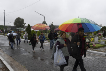 Buenos Aires, Argentina.- En las fotos tomadas el 2 de noviembre del 2023, familias celebraron bajo la lluvia el Día de los Muertos en el cementerio de Flores en Buenos Aires, Argentina. Entre calacas, altares y recorridos, argentinos participaron de la celebración del Día los Muertos con una oferta de murales, videos y altares consagrados a la memoria de sus familiares y amigos.