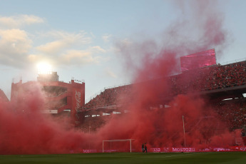 Buenos Aires, Argentina.- En las fotos tomadas el 12 de noviembre del 2023, durante el partido entre Independiente y Banfield en busca de la clasificación a cuartos de final de la Copa de la Liga Profesional de Fútbol (LPF), dentro de la continuidad de la 13ra. fecha de la Zona A. Independiente igualó sin goles con Banfield. El Rojo sumó un punto para quedar a un paso de los cuartos de final de la Copa de la Liga y el Taladro no corrió riesgos, luego de garantizarse una estadía en Primera División en la próxima temporada.