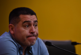 Buenos Aires, Argentina.- En las fotos tomadas el 28 de noviembre del 2023, durante la conferencia de prensa del candidato a presidente de Boca, Juan Román Riquelme, quien afirmó, "me siento un afortunado de estar en este lugar" pero que "ojalá este señor (apuntándole a Macri sin nombrarlo) deje que los hinchas voten el domingo". Mientras, afuera del estadio, más de cinco mil hinchas celebraron un banderazo de apoyo a Riquelme como candidato a presidente contra la fórmula opositora Andrés Ibarra-Mauricio Macri.