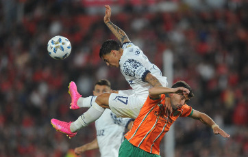 Buenos Aires, Argentina.- En las fotos tomadas el 12 de noviembre del 2023, durante el partido entre Independiente y Banfield en busca de la clasificación a cuartos de final de la Copa de la Liga Profesional de Fútbol (LPF), dentro de la continuidad de la 13ra. fecha de la Zona A. Independiente igualó sin goles con Banfield. El Rojo sumó un punto para quedar a un paso de los cuartos de final de la Copa de la Liga y el Taladro no corrió riesgos, luego de garantizarse una estadía en Primera División en la próxima temporada.