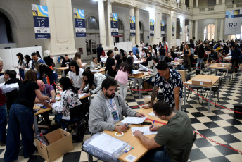 Buenos Aires, Argentina.- En las fotos tomadas el 22 de noviembre del 2023, el escrutinio definitivo de la segunda vuelta de las elecciones nacionales en la provincia de Buenos Aires, en las que Javier Milei se consagró el domingo último como el próximo presidente, se realiza en el Pasaje Dardo Rocha de la ciudad de La Plata. El conteo definitivo -que es el único que tiene validez legal- se inicia 48 horas después de terminada la elección y está a cargo de la justicia electoral.