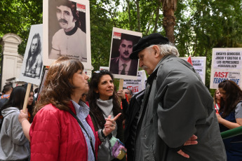 Rosario, Argentina.- En las fotos tomadas el 13 de noviembre del 2023, un tribunal federal comenzó a juzgar en Rosario a una veintena de civiles, policías y militares que el 20 de marzo de 1975 cometieron crímenes considerados de lesa humanidad contra trabajadores y ciudadanos en la ciudad santafesina de Villa Constitución. Una veintena de responsables civiles y del Estado, son juzgados por los delitos de "privación ilegítima de libertad, torturas, asociación ilícita y homicidios" cometidos contra trabajadores metalúrgicos y ciudadanos que se movilizaron en 1975.