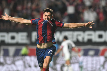 Buenos Aires, Argentina.- En las fotos tomadas el 27 de noviembre del 2023, durante el partido entre San Lorenzo y Central Córdoba en el Estadio Nuevo Gasómetro. San Lorenzo logró vencer a Central Córdoba por 2-0 gracias al gol de Jalil Elías y el cabezazo de Gastón Hernández y, gracias al empate de Estudiantes de La Plata ante Lanús, por lo que finalmente aseguró su regreso a la CONMEBOL Libertadores 2024.