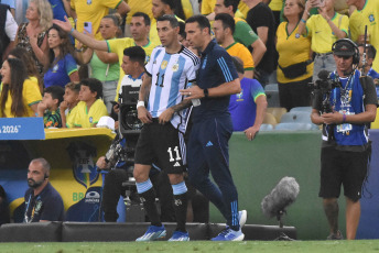 Río de Janeiro, Brasil.- En las fotos tomadas el 21 de noviembre del 2023, durante el partido entre la Selección Argentina y la de Brasil en un clásico que cerró el año de las Eliminatorias Sudamericanas, por la sexta fecha rumbo al Mundial de 2026. En medio de tensiones, la Selección Argentina logró una victoria por 1-0 en la visita a Brasil, lo que le permitió mantenerse en la cima de la tabla y provocarle la primera derrota al equipo local en esta competencia en su país.