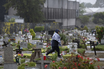 Buenos Aires, Argentina.- En las fotos tomadas el 2 de noviembre del 2023, familias celebraron bajo la lluvia el Día de los Muertos en el cementerio de Flores en Buenos Aires, Argentina. Entre calacas, altares y recorridos, argentinos participaron de la celebración del Día los Muertos con una oferta de murales, videos y altares consagrados a la memoria de sus familiares y amigos.