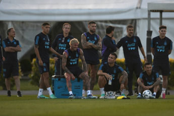 Buenos Aires, Argentina.- En las fotos tomadas el 14 de noviembre del 2023, la Selección Argentina, encabezada por Lionel Messi, durante una sesión de entrenamiento en Ezeiza, prepara la última doble fecha de Eliminatorias Sudamericanas del año, en la que enfrentará a Uruguay y Brasil. La Albiceleste, recibirá a la Celeste este jueves (16) en La Bombonera y visitará a Brasil el próximo martes en el Maracaná.