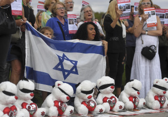 Buenos Aires- En la foto tomada el 17 de noviembre de 2023, estudiantes, graduados y docentes universitarios expresaron su preocupación por el recrudecimiento de consignas antisemitas en las universidades a raíz del conflicto entre Israel y el movimiento islamista palestino Hamas, y se convocaron en las escalinatas de la Facultad de Derecho de la Universidad de Buenos Aires (UBA) donde exigieron la liberación de los más de doscientos rehenes secuestrados el pasado 7 de octubre.