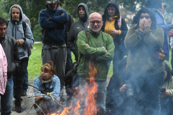 Buenos Aires, Argentina.- En las fotos tomadas el 31 de octubre del 2023, unas 600 personas resistían al intento de desalojo en Casa Santa Cruz, en el barrio porteño de Parque Patricios, donde viven 350 adultos y más de 100 niños, en medio de un megaoperativo de la Policía de la Ciudad. Las más de 100 familias llegaron a un acuerdo para postergar el desalojo ordenado por la Justicia y que se abra una mesa de trabajo durante un período máximos de seis meses, cuyo objetivo es encontrar una solución habitacional definitiva.