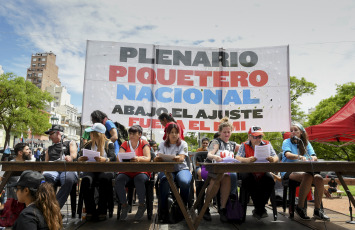 Buenos Aires, Argentina.- En las fotos tomadas el 23 de noviembre del 2023, organizaciones sociales, entre ellas el polo Obrero, realizan un plenario nacional piquetero contra las medidas anunciadas por el Presidente electo Javier Milei. Delegados de todo el país discutirán un "plan de lucha contra el ajuste" y luego marcharán a Plaza de Mayo para acompañar a las Madres de Plaza de Mayo, en rechazo al negacionismo del terrorismo de Estado.