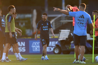 Buenos Aires, Argentina.- En las fotos tomadas el 14 de noviembre del 2023, la Selección Argentina, encabezada por Lionel Messi, durante una sesión de entrenamiento en Ezeiza, prepara la última doble fecha de Eliminatorias Sudamericanas del año, en la que enfrentará a Uruguay y Brasil. La Albiceleste, recibirá a la Celeste este jueves (16) en La Bombonera y visitará a Brasil el próximo martes en el Maracaná.