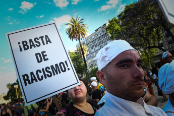 Buenos Aires, Argentina.- En las fotos tomadas el 8 de noviembre del 2023, durante la primera marcha contra el racismo para reivindicar la importancia de la población afrodescendiente en Buenos Aires, la capital de Argentina. El representante de esta marcha, Diego Bonga, declaró que “la marcha es para dar visibilidad a la lucha que venimos haciendo desde hace varias décadas en esta hermosa nación argentina, bendecida por la sangre de los negros en los campos de batalla”.