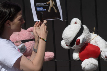 Buenos Aires, Argentina.- En las fotos tomadas el 6 de noviembre del 2023, unas 150 personas se reunieron en el Obelisco porteño para "visibilizar y empatizar" con la situación de las 240 personas que se encuentran secuestradas por el grupo Hamas desde el 7 de octubre pasado, a un mes del ataque contra Israel, donde confluyen distintas actividades, como la exposición de peluches con ojos vendados y un camión que lleva el rostro de los rehenes.