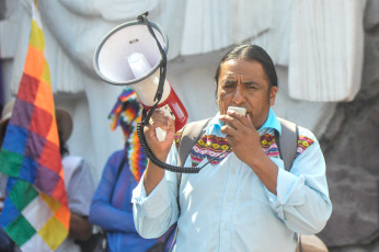 Jujuy, Argentina.- En las fotos tomadas el 8 de noviembre del 2023, el Malón de la Paz marchó en Jujuy para exigir el cese de la judicialización de los que luchan y pidieron a los diputados que se abstengan de tratar leyes vinculadas a la reforma parcial, acompañados en su reclamos por dirigentes gremiales.