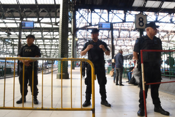 Buenos Aires, Argentina.- En las fotos tomadas el 9 de noviembre del 2023, las líneas de trenes Sarmiento, Roca, Urquiza y Belgrano Sur normalizan sus servicios luego de demoras y cancelaciones debido a falsas amenazas de bomba en las estaciones Once, Constitución, Lemos y Sáenz, informó la empresa Trenes Argentinos y Metrovías. También llegaron amenazas contra la Casa Rosada y dos colegios porteños. Para el gobierno, se trataron de falsas amenazas que buscan "generar miedo en la previa del balotaje", indicó el Ministro de Transporte, Diego Giuliano.