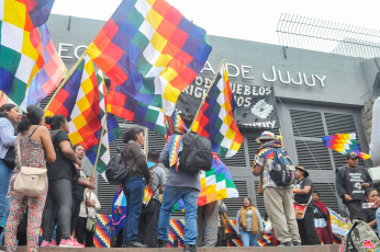 Jujuy, Argentina.- En las fotos tomadas el 9 de noviembre del 2023, integrantes del Tercer Malón de la Paz y gremialistas que conforman la Intersindical de Jujuy, protestaron a las afueras de las instalaciones de la Legislatura jujeña. Los diputados oficialistas del Frente Cambia Jujuy, sancionaron leyes vinculadas a la discutida reforma parcial de la Constitución de Jujuy, pese a la falta de consenso con la oposición y diversos sectores que protestaron a las afueras del recinto en contra de las iniciativas tratadas.