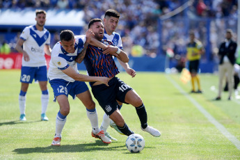 Buenos Aires, Argentina.- En las fotos tomadas el 5 de noviembre del 2023, durante el partido entre Vélez Sarsfield y Talleres de Córdoba en un partido válido por la fecha 12 de la Zona A en el estadio José Amalfitani. Vélez Sarsfield y Talleres de Córdoba igualaron 1-1. Rodrigo Garro y Claudio Aquino, ambos en el primer tiempo, marcaron los goles. El VAR, a cargo de Mauro Vigilano anuló un tanto que Lautaro Ovando marcaba para la visita.