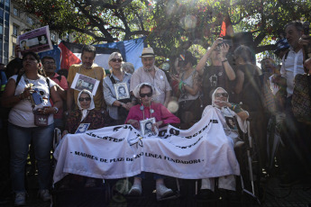 Buenos Aires, Argentina.- En las fotos tomadas el 23 de noviembre del 2023, cientos de activistas acompañaron la tradicional ronda de las Madres de Plaza de Mayo, la organización que reclama por los desaparecidos de la dictadura en Argentina (1976-83) y que denuncia el "negacionismo" del futuro gobierno de Javier Milei. Con sus característicos pañuelos blancos en la cabeza, las Madres recordaron también a la que fue su presidenta, Hebe de Bonafini, fallecida hace un año.