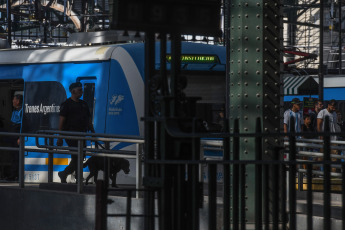 Buenos Aires, Argentina.- En las fotos tomadas el 9 de noviembre del 2023, las líneas de trenes Sarmiento, Roca, Urquiza y Belgrano Sur normalizan sus servicios luego de demoras y cancelaciones debido a falsas amenazas de bomba en las estaciones Once, Constitución, Lemos y Sáenz, informó la empresa Trenes Argentinos y Metrovías. También llegaron amenazas contra la Casa Rosada y dos colegios porteños. Para el gobierno, se trataron de falsas amenazas que buscan "generar miedo en la previa del balotaje", indicó el Ministro de Transporte, Diego Giuliano.