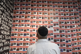 Buenos Aires, Argentina.- En las fotos tomadas el 7 de noviembre del 2023, a un mes de los atentados terroristas en Israel, la Asociación Mutual Israelita Argentina (AMIA) rindió homenaje a las víctimas fatales en un acto en el que se inauguró la muestra "Y estos son los nombres", realizada con la estética del arte callejero, AMIA rindió el homenaje mientras anunció que se convertirá en una de las sedes de la sexta edición de la Bienal de Arte Contemporáneo de Jerusalén, que fue postergada luego de los ataques en el sur de Israel.