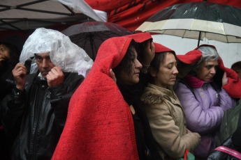 Buenos Aires, Argentina.- En las fotos tomadas el 31 de octubre del 2023, unas 600 personas resistían al intento de desalojo en Casa Santa Cruz, en el barrio porteño de Parque Patricios, donde viven 350 adultos y más de 100 niños, en medio de un megaoperativo de la Policía de la Ciudad. Las más de 100 familias llegaron a un acuerdo para postergar el desalojo ordenado por la Justicia y que se abra una mesa de trabajo durante un período máximos de seis meses, cuyo objetivo es encontrar una solución habitacional definitiva.