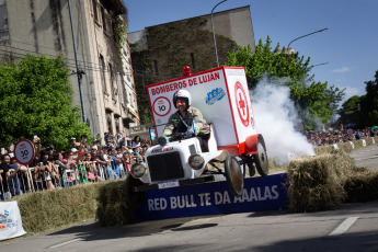 Buenos Aires, Argentina.- En las fotos tomadas el 12 de noviembre del 2023, las personas participan de la Carrera de Autos Locos en Buenos Aires. En evento, contó con 30 vehículos que compitieron en la bajada de Carlos Pellegrini y avenida del Libertador, en el porteño barrio de Retiro, ante más de 30.000 espectadores fanáticos del automovilismo.