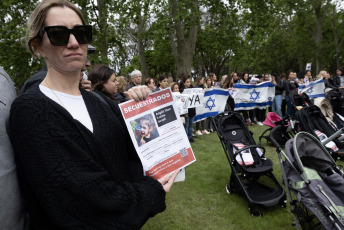 Buenos Aires, Argentina.- En las fotos tomadas el 1 de noviembre del 2023, mujeres se congregaron en Buenos Aires en un encuentro para reclamar la liberación de los más de 30 niños y niñas que el movimiento radical islámico Hamas mantiene como rehenes en la Franja de Gaza tras el ataque perpetrado en territorio de Israel, el sábado 7 de octubre.