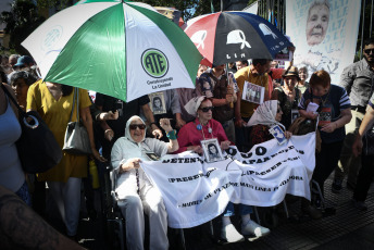 Buenos Aires, Argentina.- En las fotos tomadas el 23 de noviembre del 2023, cientos de activistas acompañaron la tradicional ronda de las Madres de Plaza de Mayo, la organización que reclama por los desaparecidos de la dictadura en Argentina (1976-83) y que denuncia el "negacionismo" del futuro gobierno de Javier Milei. Con sus característicos pañuelos blancos en la cabeza, las Madres recordaron también a la que fue su presidenta, Hebe de Bonafini, fallecida hace un año.