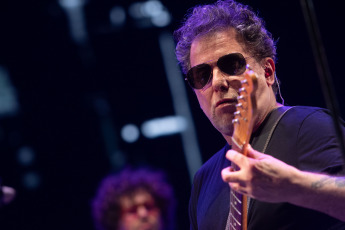 Buenos Aires, Argentina.- En las fotos tomadas el 15 de noviembre del 2023, Andrés Calamaro durante la primera de sus dos funciones en el Movistar Arena de Buenos Aires. Calamaro, ratificó que sigue portando la medalla de ser uno de los más grandes cancionistas que dio el rock argentino y uno de los más prolíficos creadores de éxitos arraigados en la memoria colectiva musical. El Salmón revisitó buena parte de su catálogo de clásicos y le rindió tributo a Diego Maradona.