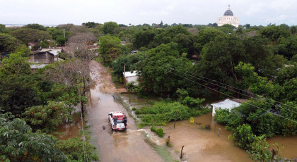 Corrientes, Argentina.- En las fotos tomadas el 10 de noviembre del 2023, muestra las zonas afectadas por las fuertes lluvias en la provincia de Corrientes, Argentina. El número de evacuados y autoevacuados en las localidades ribereñas de Corrientes ha aumentado y ya supera las 2.000 personas afectadas por la crecida de los ríos Paraná y Uruguay. Esta situación se agrava debido a las precipitaciones que están ocurriendo en gran parte del territorio provincial.