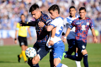 Buenos Aires, Argentina.- En las fotos tomadas el 5 de noviembre del 2023, durante el partido entre Vélez Sarsfield y Talleres de Córdoba en un partido válido por la fecha 12 de la Zona A en el estadio José Amalfitani. Vélez Sarsfield y Talleres de Córdoba igualaron 1-1. Rodrigo Garro y Claudio Aquino, ambos en el primer tiempo, marcaron los goles. El VAR, a cargo de Mauro Vigilano anuló un tanto que Lautaro Ovando marcaba para la visita.