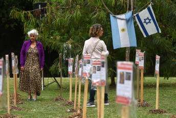 Tucumán, Argentina.- En las fotos tomadas el 14 de noviembre del 2023, doscientas cuarenta estacas con los retratos, nombre y apellido de los secuestrados por Hamas fueron colocadas en la rotonda de Horco Molle, en la ciudad de Yerba Buena. Con la firma de 58.000 personas, las organizaciones de la comunidad judía de Argentina, la séptima del mundo, pidieron a Fernández que busque la mediación de la ONU y la Cruz Roja, mientras el Gobierno argentino contacta a Egipto, Qatar y la Autoridad Nacional Palestina.