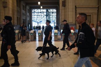 Buenos Aires, Argentina.- En las fotos tomadas el 9 de noviembre del 2023, las líneas de trenes Sarmiento, Roca, Urquiza y Belgrano Sur normalizan sus servicios luego de demoras y cancelaciones debido a falsas amenazas de bomba en las estaciones Once, Constitución, Lemos y Sáenz, informó la empresa Trenes Argentinos y Metrovías. También llegaron amenazas contra la Casa Rosada y dos colegios porteños. Para el gobierno, se trataron de falsas amenazas que buscan "generar miedo en la previa del balotaje", indicó el Ministro de Transporte, Diego Giuliano.