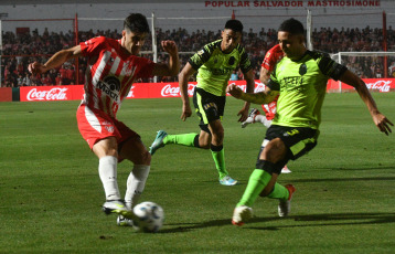 Córdoba, Argentina.- En las fotos tomadas el 13 de noviembre del 2023, durante el partido entre Instituto de Córdoba y Barracas Central, en un encuentro de la 13era fecha de la Copa de la Liga en el Estadio Monumental Presidente Perón. Instituto igualó 0-0 con Barracas Central. En la última fecha, Barracas recibirá a Argentinos Juniors e Instituto visitará a River Plate.