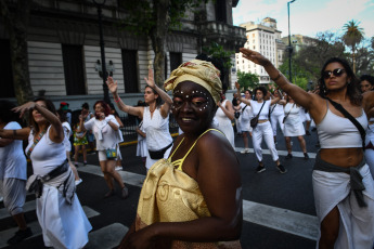 Buenos Aires, Argentina.- En las fotos tomadas el 8 de noviembre del 2023, durante la primera marcha contra el racismo para reivindicar la importancia de la población afrodescendiente en Buenos Aires, la capital de Argentina. El representante de esta marcha, Diego Bonga, declaró que “la marcha es para dar visibilidad a la lucha que venimos haciendo desde hace varias décadas en esta hermosa nación argentina, bendecida por la sangre de los negros en los campos de batalla”.