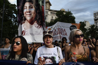 Buenos Aires, Argentina.- En las fotos tomadas el 20 de noviembre del 2023, durante la marcha del colectivo travesti-trans desde Plaza de Mayo hasta el Congreso, donde se exhibieron distintas pancartas, con los pedidos justicia y denuncias de pérdidas de vida de distintos referentes del colectivo. La actividad, se reedita para esta fecha desde 2020, y en esta edición tuvo como reclamo "el pedido de justicia por el travesticidio de Zoe López García", referente del Hotel Gondolín, asesinada por su pareja el pasado 11 de noviembre.