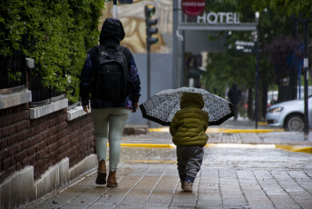 Neuquén, Argentina.- En las fotos tomadas el 2 de noviembre del 2023, muestra las calles de la ciudad de Neuquén en medio de las constantes lluvias. El Servicio Meteorológico Nacional, emitió una alerta de nivel rojo para una porción de la provincia de Misiones por probables lluvias y tormentas muy intensas. Desde la jornada del miércoles se vienen registrando lluvias y tormentas de variada intensidad sobre gran parte del país, especialmente en la franja central y gran parte del Litoral y noreste argentino.