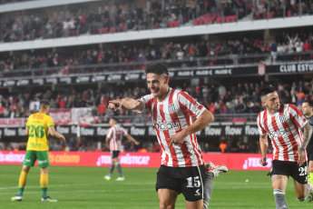 La Plata, Argentina.- En las fotos tomadas el 5 de noviembre del 2023, Estudiantes de La Plata enfrentó a Defensa y Justicia en la continuidad de la fecha 12 de la Zona B en la Copa de la Liga Profesional en el Estadio Jorge Luis Hirschi. Estudiantes de La Plata venció 2-1 a Defensa y Justicia Gracias a los tantos de Franco Zapiola y Fernando Zuqui (descontó Tomás Cardona de penal), el cuadro platense sumó tres puntos para la lucha para ingresar a la Libertadores.