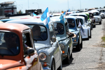 Buenos Aires, Argentina.- En las fotos tomadas el 5 de noviembre del 2023, más de 600 autos Fiat 600 realizaron una colorida caravana que partió desde la pista del Autódromo de la Ciudad de Buenos Aires hasta el "Museo del Fitito", ubicado en el municipio bonaerense de Tres de Febrero, donde se congregaron en busca de un récord Guinness de mayor concentración de estos vehículos.