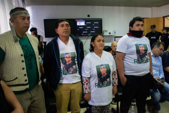 Rio Negro, Argentina.- En las fotos tomadas el 29 de noviembre del 2023, las personas esperan por el veredicto del Tribunal Oral Federal (TOF) de General Roca, en el juicio por el asesinato del joven mapuche Rafael Nahuel cometido el 25 de noviembre de 2017, durante un operativo del Grupo Albatros en un predio en disputa entre la comunidad mapuche Lafken Winkul Mapu y la Dirección de Parques Nacionales en Villa Mascardi, Bariloche.