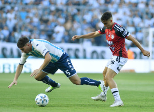 Buenos Aires, Argentina.- En las fotos tomadas el 5 de noviembre del 2023, durante el partido entre Racing Club y Central Córdoba de Santiago del Estero, por la fecha 12 de la Copa de la Liga Profesional en el Estadio Presidente Perón. Racing igualó 1-1 en Avellaneda con Central Córdoba de Santiago del Estero. El encuentro, contó con los goles de Roger Martínez y Mateo Sanabria.