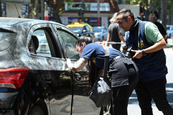 Rosario, Argentina.- En las fotos tomadas el 22 de noviembre del 2023, polícia y autoridades realizan la inspección del lugar donde balearon un auto de la familia de Antonela Roccuzzo y robaron ocho millones de pesos en Rosario, Argentina. Un grupo de delincuentes asaltó a la familia de Antonela Roccuzzo, esposa del capitán de la selección argentina, Lionel Messi, para robarles 8 mil millones de pesos (USD22 mil 443). Se trata de la prima de Roccuzzo, Agustina Scaglia, que fue interceptada cuando se trasladaban en un automóvil.