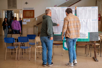 Buenos Aires.- En la foto tomada el 19 de noviembre de 2023, las elecciones en las que se elegirá presidente comenzaron a las 8 en la provincia de Buenos Aires, el distrito más populoso de la Argentina en cantidad de votantes, con un 37