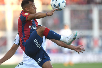 Buenos Aires, Argentina.- En las fotos tomadas el 27 de noviembre del 2023, durante el partido entre San Lorenzo y Central Córdoba en el Estadio Nuevo Gasómetro. San Lorenzo logró vencer a Central Córdoba por 2-0 gracias al gol de Jalil Elías y el cabezazo de Gastón Hernández y, gracias al empate de Estudiantes de La Plata ante Lanús, por lo que finalmente aseguró su regreso a la CONMEBOL Libertadores 2024.