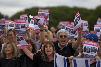 Buenos Aires- En la foto tomada el 17 de noviembre de 2023, estudiantes, graduados y docentes universitarios expresaron su preocupación por el recrudecimiento de consignas antisemitas en las universidades a raíz del conflicto entre Israel y el movimiento islamista palestino Hamas, y se convocaron en las escalinatas de la Facultad de Derecho de la Universidad de Buenos Aires (UBA) donde exigieron la liberación de los más de doscientos rehenes secuestrados el pasado 7 de octubre.